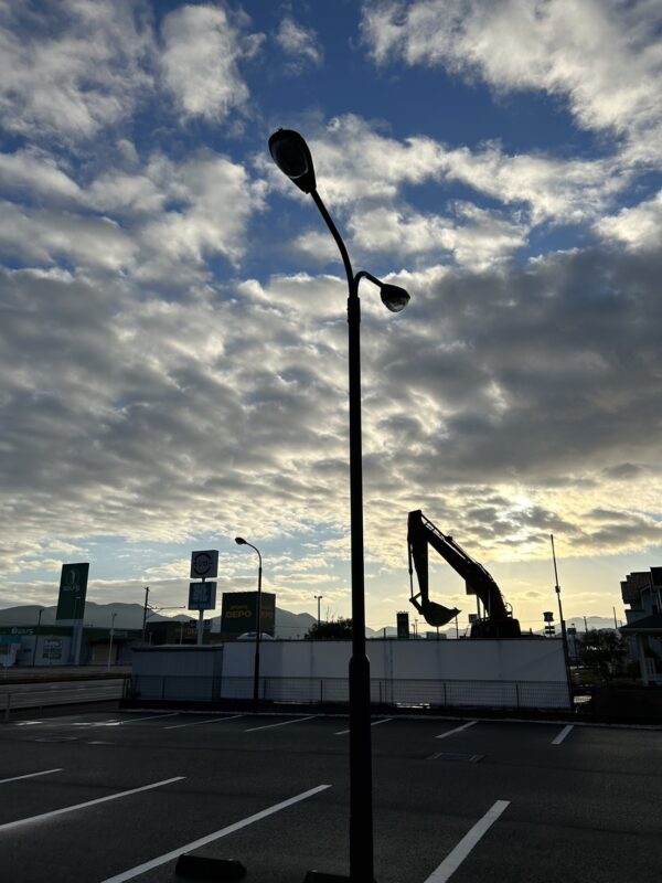 飲食店駐車場にて街灯交換工事